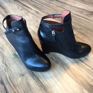 ⭐️HP Elizabeth and James Peri Wedge Bootie